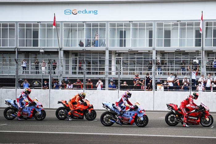 Hari kedua tes pramusim MotoGP 2022 di Sirkuit Mandalia sudah selesai. Luca Marini keluar sebagai pebalap tercepat dengan torehan waktu 1 menit 31,289 detik.