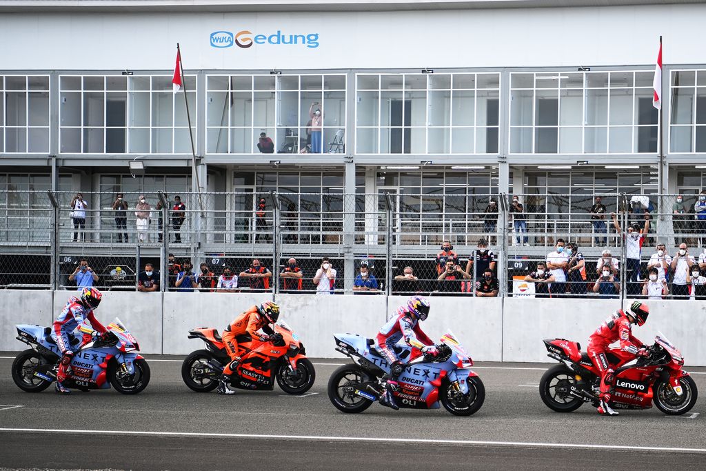 Hari kedua tes pramusim MotoGP 2022 di Sirkuit Mandalia sudah selesai. Luca Marini keluar sebagai pebalap tercepat dengan torehan waktu 1 menit 31,289 detik.