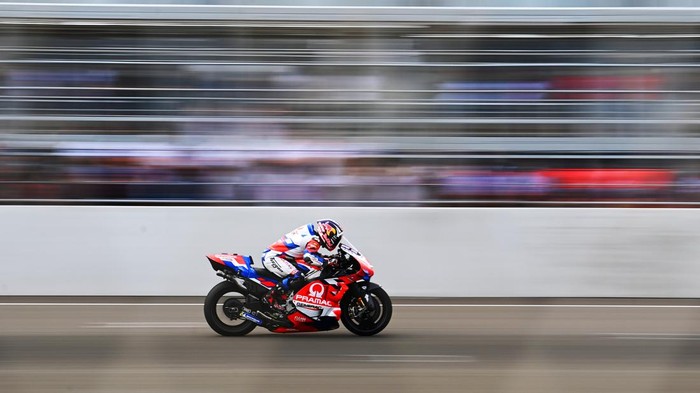Hari kedua tes pramusim MotoGP 2022 di Sirkuit Mandalia sudah selesai. Luca Marini keluar sebagai pebalap tercepat dengan torehan waktu 1 menit 31,289 detik.