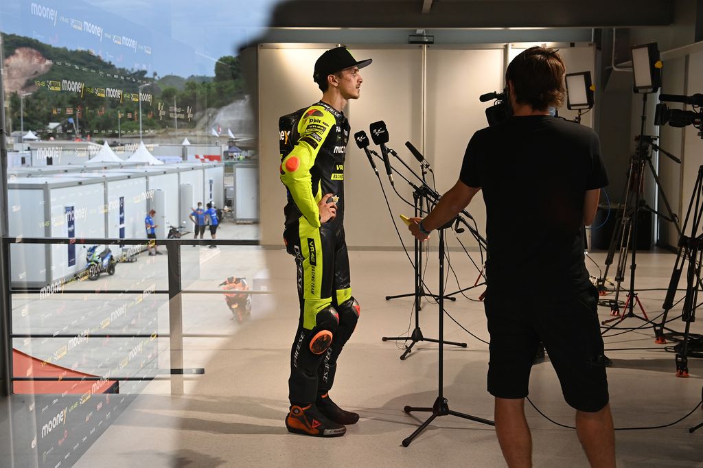 Hari kedua tes pramusim MotoGP 2022 di Sirkuit Mandalia sudah selesai. Luca Marini keluar sebagai pebalap tercepat dengan torehan waktu 1 menit 31,289 detik.