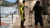 Pebalap Mooney VR46 Racing Team Luca Marini memberikan keterangan pers seusai menjadi yang tercepat pada hari kedua tes pramusim MotoGP 2022.