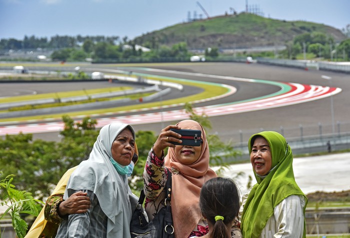 Tes pramusim MotoGP 2022 di Sirkuit Mandalika memasuki hari kedua. Karena digelar tanpa penonton, warga pun hanya bisa menyaksikan dari kejauhan.