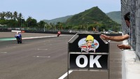 Remy Gardner tampak memacu motornya di sirkuit yang memiliki panjang 4,32 km dengan 17 tikungan tersebut. 