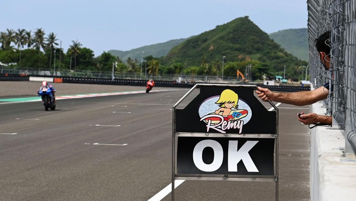 Tes pramusim MotoGP 2022 di Sirkuit Mandalika memasuki hari kedua. Karena digelar tanpa penonton, warga pun hanya bisa menyaksikan dari kejauhan.