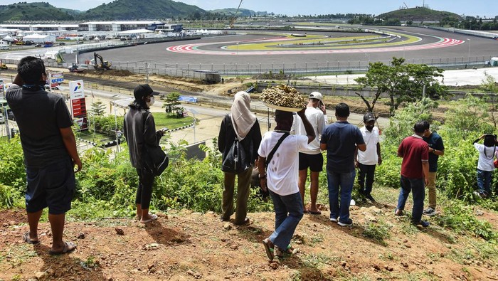 Tes pramusim MotoGP 2022 di Sirkuit Mandalika memasuki hari kedua. Karena digelar tanpa penonton, warga pun hanya bisa menyaksikan dari kejauhan.