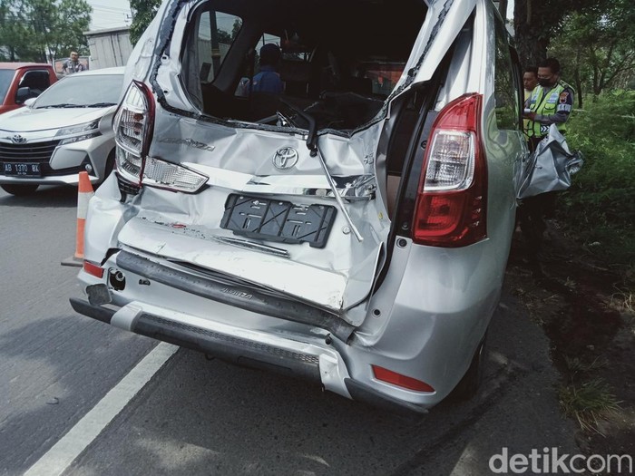 Mobil yang terlibat kecelakaan beruntun di Jalan Jogja-Solo, Klaten, Sabtu (12/2/2022).