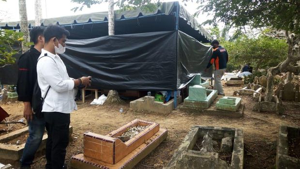Momen Polisi Bongkar Kuburan Diduga Korban Kerangkeng Bupati Langkat Momen Polisi Bongkar Kuburan Diduga Korban Kerangkeng Bupati Langkat