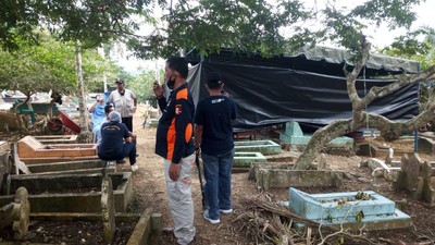 Momen Polisi Bongkar Kuburan Diduga Korban Kerangkeng Bupati Langkat