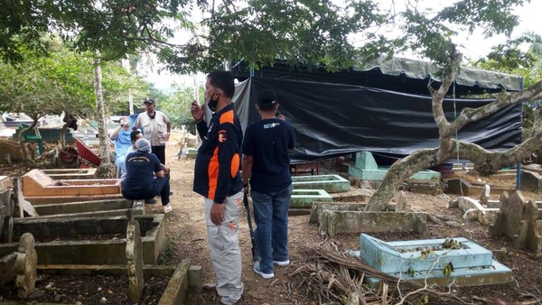 Momen Polisi Bongkar Kuburan Diduga Korban Kerangkeng Bupati Langkat