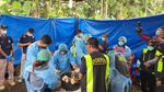 Momen Polisi Bongkar Kuburan Diduga Korban Kerangkeng Bupati Langkat