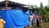 Pembongkaran kuburan dilakukan untuk mengusut dugaan penganiayaan hingga menyebabkan penghuni kerangkeng manusia tewas. Ada dua kuburan yang dibongkar. (Foto: Datuk Haris Molana-detikcom)