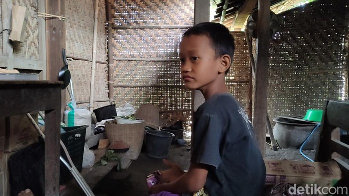 Muhammad Wahid, bocah rawat ibunya yang lumpuh di Dusun Sambiroto, Kalurahan Banyuroto, Kapanewon Nanggulan, Kulon Progo, Jumat (11/2/2022).