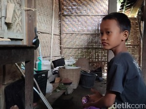 Kisah Wahid, Bocah di Kulon Progo Rawat Ibunya yang Lumpuh