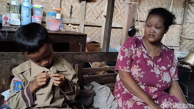 Muhammad Wahid, bocah rawat ibunya yang lumpuh di Dusun Sambiroto, Kalurahan Banyuroto, Kapanewon Nanggulan, Kulon Progo, Jumat (11/2/2022).