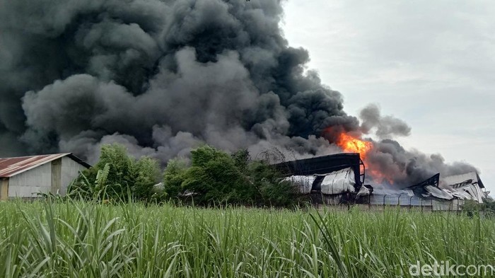 Pabrik plastik terbakar