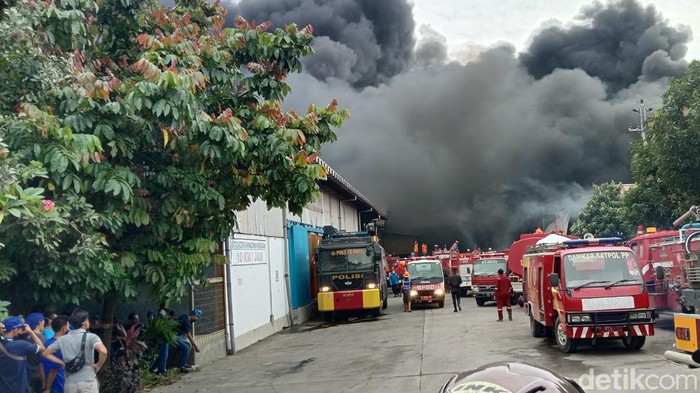 Proses pemadaman pabrik plastik yang terbakar