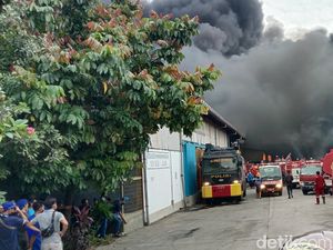 Pabrik Plastik di Pati Terbakar, 14 Mobil Damkar Dikerahkan