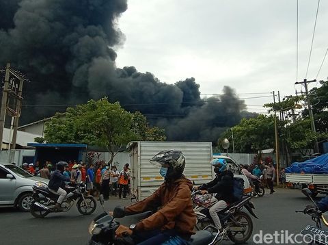 Pabrik plastik terbakar