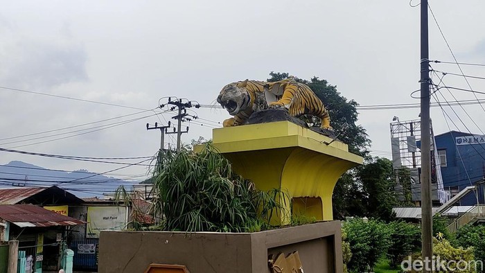Patung harimau atau loreng di Taman Tugu, Kabupaten Cianjur rusak. Kaki kiri depan patung tersebut rusak, sehingga membuat posisi patung bergeser.
