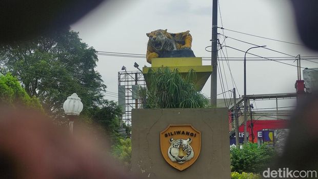 Patung harimau atau loreng di Taman Tugu, Kabupaten Cianjur rusak. Kaki kiri depan patung tersebut rusak, sehingga membuat posisi patung bergeser.
