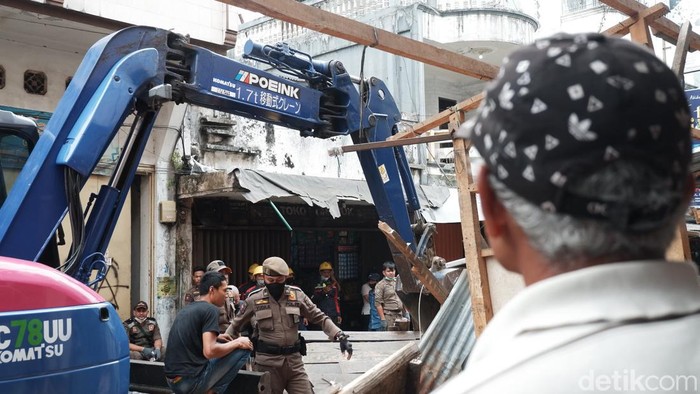 Pedagang kaki lima di Jl Perniagaan, Kota Sukabumi hanya bisa pasrah menyaksikan lapak mereka dibongkar petugas