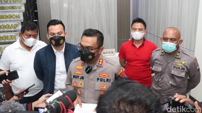 Polisi menemukan fakta baru dalam kasus tewasnya Bobby (35) yang bersimbah darah. Fakta baru tersebut yakni soal motif lain.