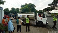 Belum diketahui penyebab kebakaran tersebut. Petugas tengah fokus untuk melakukan pemadaman api.