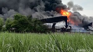 Penampakan Kobaran Api Lahap Pabrik Plastik di Pati