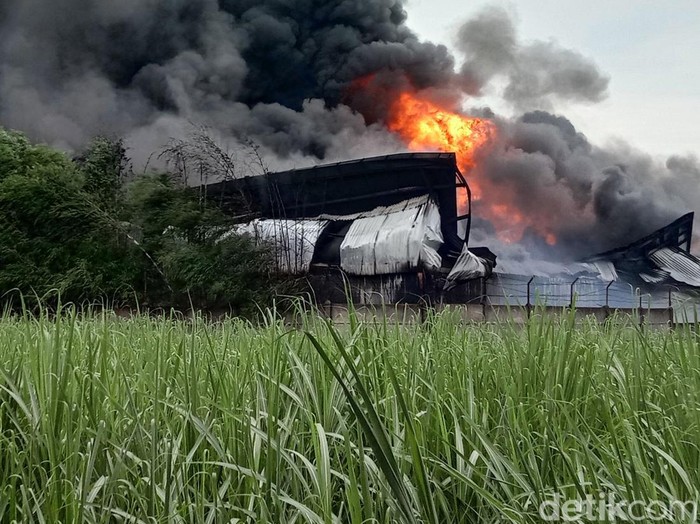 Pabrik Starindo Jaya di Jalan Pati-Kudus, Desa Wangunrejo, Margorejo, Kabupaten Pati, terbakar, Sabtu (12/2). Belasan mobil pemadaman kebakaran dikerahkan untuk proses pemadaman.