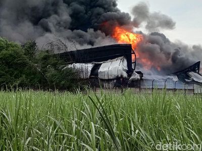 Penampakan Kobaran Api Lahap Pabrik Plastik di Pati