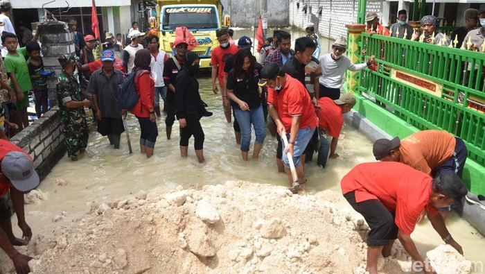 pengurukan desa terdampak banjir bengawan njero