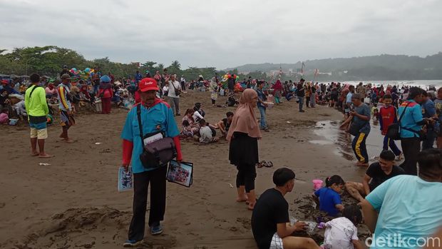 Penjaja jasa foto wisata di Pangandaran