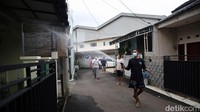 Warga melakukan penyemprotan disinfektan di Perumahan Bintara Jaya Village 2, Kota Bekasi, Jawa Barat, Sabtu (12/2/2022).