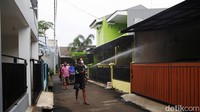 Penyemprotan dilakukan oleh paguyuban warga di perumahan tersebut.