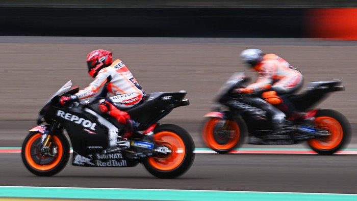 Pembalap Repsol Honda Team MotoGP Marc Marquez (kiri) dan Pol Espargaro memacu kecepatan sepeda motor saat sesi tes pramusim MotoGP 2022 di Pertamina Mandalika International Street Circuit, Lombok Tengah, NTB, Jumat (11/2/2022). Sesi tes pramusim di sirkuit Mandalika tersebut akan berlangsung hingga Minggu (13/2/2022). ANTARA FOTO/Andika Wahyu/rwa.