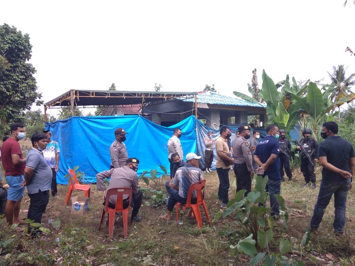 Polisi bongkar kuburan diduga korban tewas kerangkeng manusia di rumah Bupati Langkat (Datuk-detikcom) Polisi bongkar kuburan diduga korban tewas kerangkeng manusia di rumah Bupati Langkat (Datuk-detikcom)