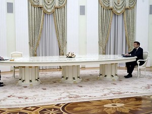 Ogah Dites Corona di Rusia, Macron Dilarang Dekat-dekat Putin