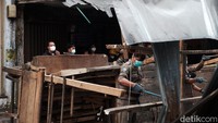 Pembongkaran tersebut dilakukan untuk normalisasi jalan dan menjelang pengoperasian Pasar Pelita yang baru. 