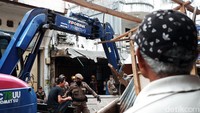 Sebanyak 320 petugas gabungan dan alat berat diterjunkan untuk menertibkan pedagang kaki lima (PKL).