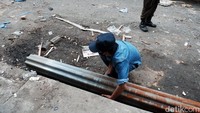 Sejumlah pedagang menyelamatkan barang dagangannya. Sedangkan bangunan lapak dan kios berupa kayu, asbes dan material lain diangkut petugas gabungan. 