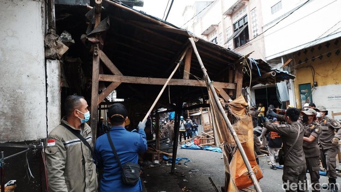 Ratusan Lapak PKL di Sukabumi Dibongkar Sebanyak 233 lapak pedagang kaki lima di Jalan Perniagaan dan Jalan Stasiun Timur, Kota Sukabumi, dibongkar, Sabtu (12/2/2022). Pembongkaran tersebut dilakukan untuk normalisasi jalan.