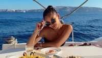 Dalam rangkaian liburan ke Yunani bersama Al Ghazali, Alyssa Daguise nampak menikmati keindahan laut. Ia disuguhi berbagai macam hidangan seafood.