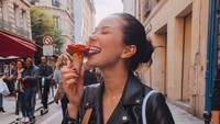 Bukti lain kalau Alyssa adalah seorang foodies. Di Roma ia menikmati gelato di tengah jalan. Wah, rasanya sudah pasti enak ya!