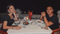 Merayakan hari jadi hubungan mereka, Al Ghazali dan Alyssa sempatkan makan malam bersama dengan suasana romantis. Wajah keduanya amat bahagia.