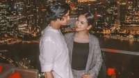 Kulineran mereka berdua juga sampai ke Singapura. Al Ghazali dan Alyssa terlihat sedang nongkrong di bar hits di negeri singa, Cé La Vi.