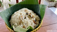 Kalau ke sini jangan lewatkan nasi liwetnya. Nasinya harum dan gurih, karena diracik dengan rempah. Selain itu juga ada ikan terinya. Foto: detikcom/Riska Fitria