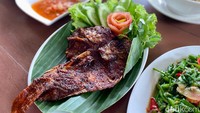 Saung H Amir ini buka setiap hari mulai dari pukul 10.00 hingga 18.00. Lokasinya ada di Jl. Raya Cisauk, Cisauk, Kabupaten Tangerang. Foto: detikcom/Riska Fitria