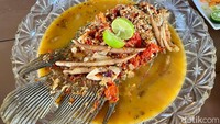 Salah satu menu yang menjadi andalan adalah pecak gurame. Ikannya berukuran jumbo, satu ekor kira-kira beratnya mencapai 700 gram. Foto: detikcom/Riska Fitria