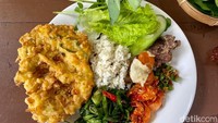  Konsep yang diusung oleh Saung H Amir adalah rumah makan sederhana dengan masakan rumahan yang lezat. Lengkap mulai dari sayur, lauk, lalapan dan sambal. Foto: detikcom/Riska Fitria