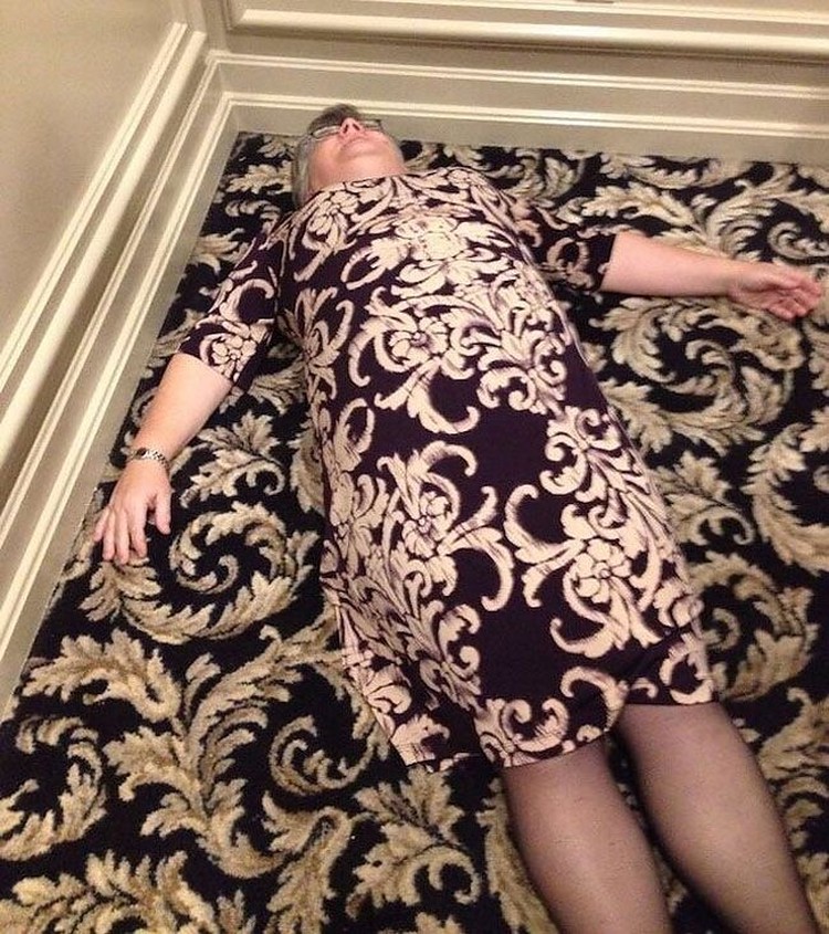 Seperti Editan, Orang-Orang Ini Tanpa Sengaja Menyatu dengan Lingkungan